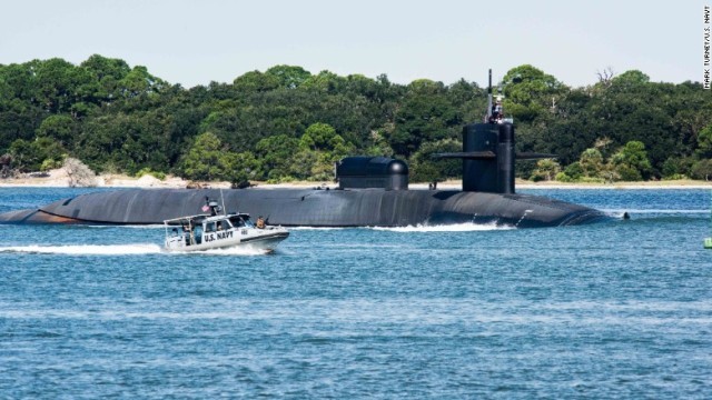 オハイオ級誘導ミサイル潜水艦「ジョージア」がキングズベイ潜水艦基地を出港する様子＝２０１５年１０月