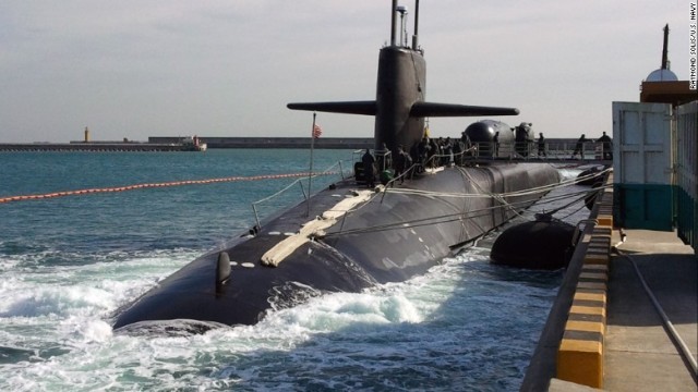 オハイオ級誘導ミサイル潜水艦「ミシガン」が韓国の釜山港に到着したときの様子=2010年12月