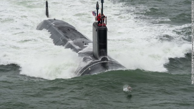 試験航行中のバージニア級攻撃潜水艦「ジョン・ウォーナー」の前をイルカが泳ぐ様子＝２０１５年５月