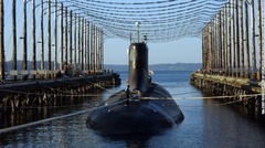 シーウルフ級攻撃潜水艦「ジミー・カーター」が米ワシントン州の施設に停泊している様子＝２００６年