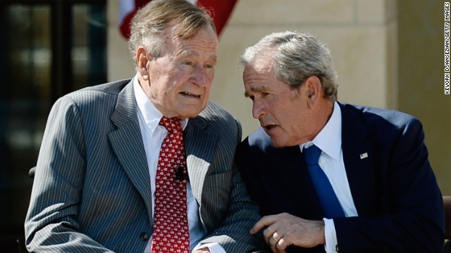 ともに米大統領を務めたブッシュ父子が現大統領のトランプ氏を酷評