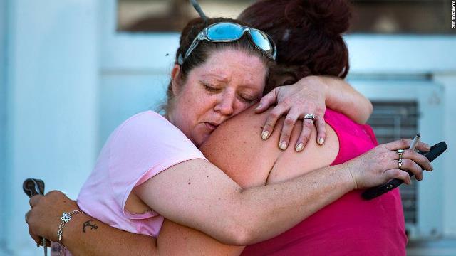 教会での銃撃の後、抱き合う女性２人