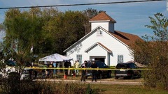乱射現場となった教会に出動する緊急対応要員＝１１月５日、テキサス州