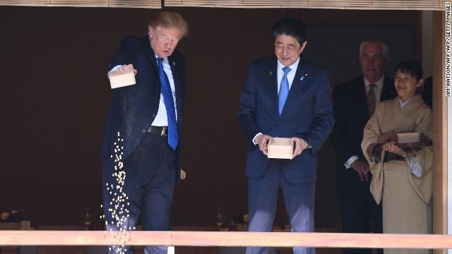 コイの餌を大量に投げ入れるトランプ米大統領