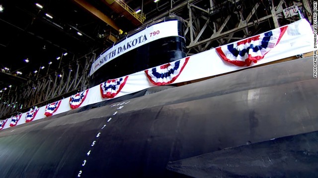 バージニア級潜水艦「サウスダコタ」の命名式の様子
