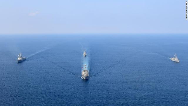 海上での合同軍事演習を行う米国、韓国、豪州の軍艦＝韓国海軍