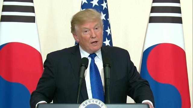 韓国で記者会見に臨んだトランプ米大統領