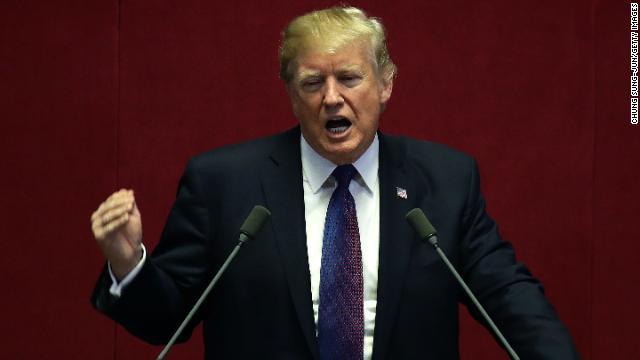 韓国国会で演説するトランプ氏。「我々を試すな」と北朝鮮に警告を発した