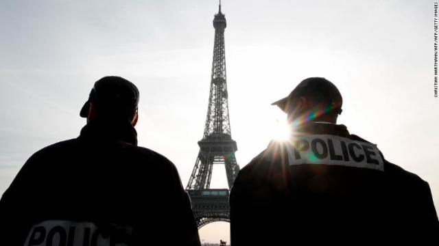 パリのエッフェル塔の前で警備につく警察官