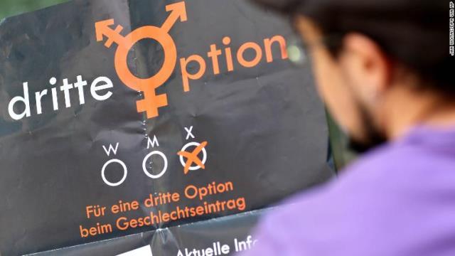 ドイツの最高裁は、生まれながらに男性でも女性でもない「第３の性」を法律で認定するよう判決を言い渡した