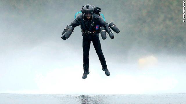 ジェットエンジン付きスーツを身に着け、水上を飛行するブラウニングさん