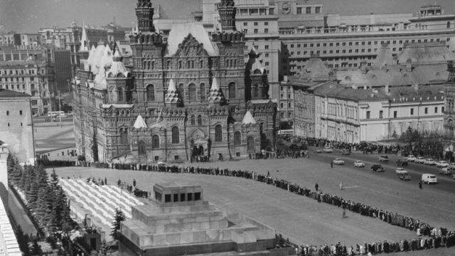 旧ソ連時代にはレーニンの墓の外に長い列ができてい
