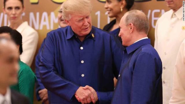 ＡＰＥＣの会場で握手するトランプ氏（左）とプーチン氏。トランプ氏は介入の
否定を信じると述べた