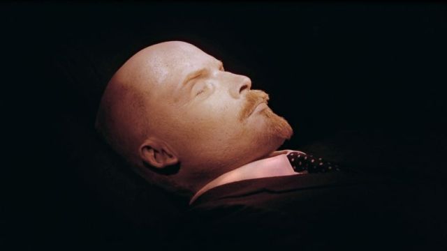 墓の中に保存されている防腐処理を施されたレーニンの遺体。１９２４年の死亡時から変わっていないように見える