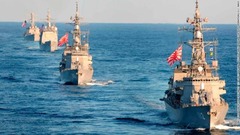 手前から海上自衛隊の護衛艦「まきなみ」と「いなづま」、米海軍のミサイル巡洋艦「バンカーヒル」とミサイル駆逐艦「プレブル」