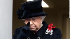 戦没者追悼式典に出席する英エリザベス女王