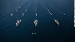 ３機のスーパーホーネットが米空母と韓国海軍の艦船を先導する