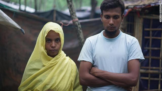 １歳の娘を生きたまま焼き殺されたと訴えるハシナさん（左）と夫のシャヒダルさん