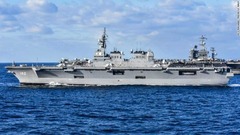 空母「ニミッツ」と並んで航行する海上自衛隊のヘリコプター搭載型護衛艦「いせ」