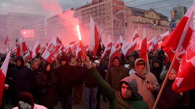 ポーランド独立記念日に首都ワルシャワで国粋主義団体主催のデモ行進が 