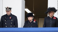 バルコニーに立ち式典を見つめる（左から）英エリザベス女王の夫のフィリップ殿下、エリザベス女王、チャールズ皇太子の妻のカミラ夫人