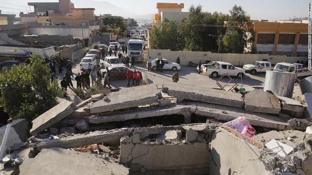 イラク・ダルバンディカンで倒壊した建物に集まる緊急対応当局者