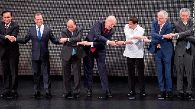 ＡＳＥＡＮ式握手に苦戦する各国首脳たち。左からタイのプラユット首相、ロシアのメドベージェフ首相、ベトナムのフック首相、米国のトランプ大統領、フィリピンのドゥテルテ大統領、オーストラリアのターンブル首相、シンガポールのリー首相