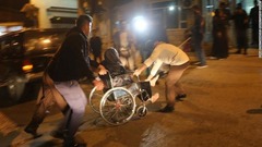 イラク・スレイマニア県で病院に搬送される負傷者＝１２日