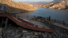 イラク・ダルバンディカンの湖付近で構造物が崩れた様子＝１３日