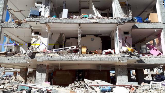 イラン側の町で倒壊した建物の様子＝IRNA