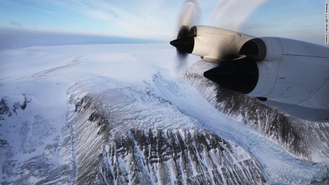 バフィン湾上空を飛ぶＮＡＳＡの航空機。科学者によれば、北極圏は気候変動で最も大きな影響を受けた地域のひとつだ