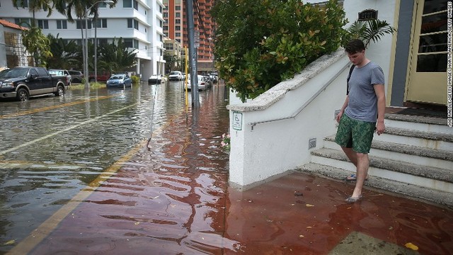 冠水した２０１５年９月のマイアミビーチ。季節的な満潮と、気候変動によるものとみられる海面の上昇が組み合わさって、洪水が引き起こされた