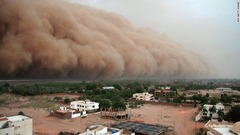 巨大な砂の雲に襲われるスーダンの首都ハルツーム。専門家からは、早急に対処しないとアフリカの一部の国では人が住めなくなるとの見方も出ている