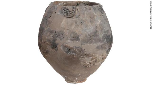 ジョージアで発見された新石器時代の土器＝同国国立博物館