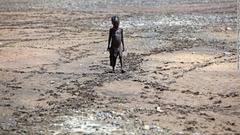 干からびた川を歩く少年＝ケニア