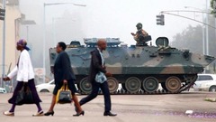 首都ハラレの路上に展開した軍用車両。軍は、大統領や大統領夫人は無事だとしている