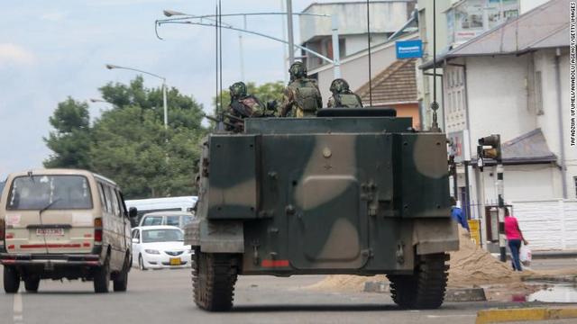 主要道路を封鎖した軍用車両