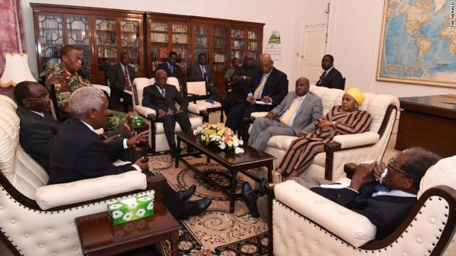 軍司令官らと会談するムガベ大統領（右手前）