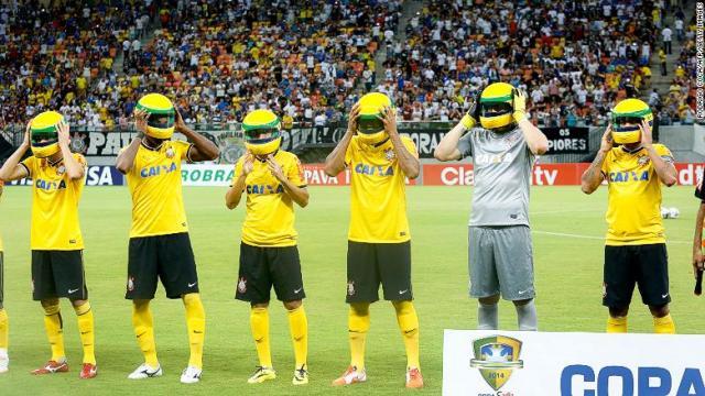 セナの没後２０年に合わせレプリカのヘルメットをかぶるブラジルのサッカーチーム、コリンチャンスの選手たち
