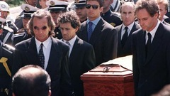 セナの葬儀でひつぎを運ぶ元チームメートのゲルハルト・ベルガー（右）、アラン・プロスト（左から２人目）ら