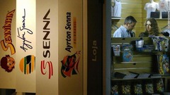 コミック本や調味料など、セナのブランドは様々な商品で展開されている