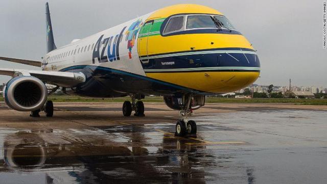 セナのヘルメットのカラーリングを施したアズールブラジル航空の機体