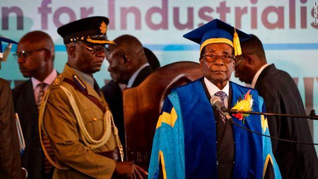 式典に出席したムガベ大統領（右）