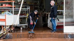 店舗の掃除をする女性