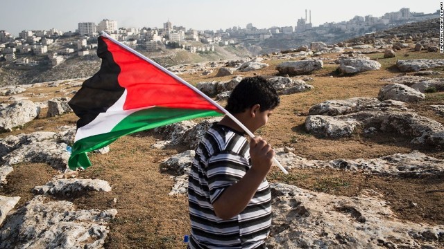 パレスチナの旗を持つ少年。米政権の代表部閉鎖の警告に対し、パレスチナは反発している