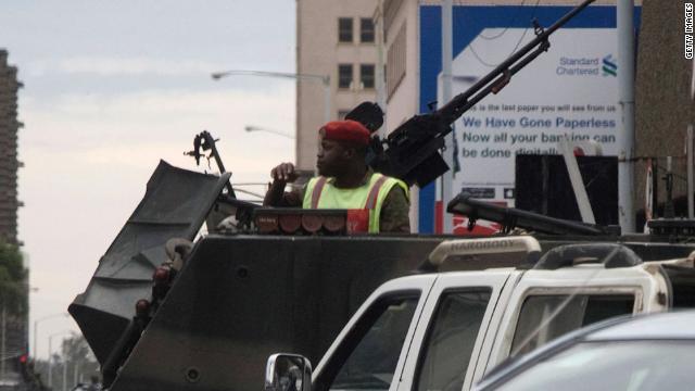 首都ハラレでは軍用車が展開するなど政情不安の様相を呈している