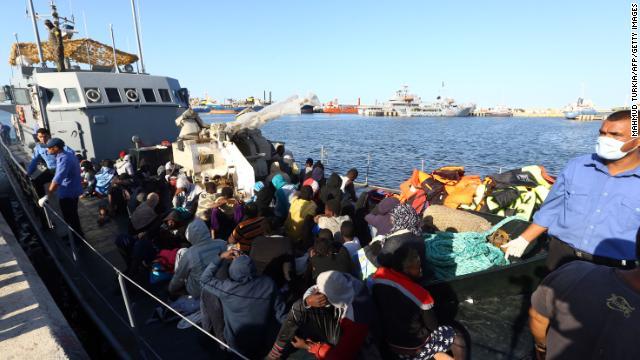 地中海で救助された移民らが海軍基地に到着する様子＝１０月、トリポリ
