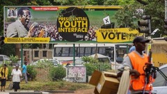 ジンバブエ・アフリカ民族同盟愛国戦線（ＺＡＮＵ―ＰＦ）本部近くに張り出されたポスター＝１６日