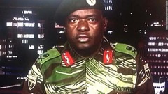 テレビに登場したジンバブエ軍の兵士。クーデターを否定し、大統領周辺の「犯罪者」を対象とした作戦を実施していると述べた
