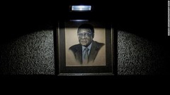 ジンバブエ・アフリカ民族同盟愛国戦線（ＺＡＮＵ―ＰＦ）の本部に掲げられたムガベ氏の肖像画